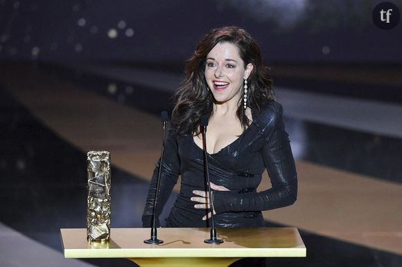 "Rooh bah écoutez, si j'étais un homme, bien sûr que, c'est évident, j'essaierai...", s'est d'abord amusé l'actrice, sous les rires d'Alex Vizorek, partageant un regard complice concernant ce je ne sais quoi que l'actrice suggère très fortement - sans préciser explicitement sa pensée, mais son sourire suffit à être éloquent. Cela et l'hilarité du plateau, dont la sienne.