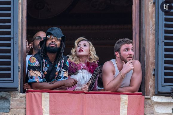 Qui est Akeem Morris, le nouveau petit ami de Madonna ?

Akeem Morris est un footballeur jamaïcain de 29 ans. Après avoir obtenu un diplôme en sciences politiques à l'université de Stony Brook à New York, il a décidé de rester sur place. Pendant ces années, Morris joue au football pour le Oyster Bay United, l'équipe de Long Island. Aujourd'hui, il travaille comme entraîneur. 

Le couple s’était rencontré en 2022 lors d’un shooting pour la couverture de Paper Magazine. À l’époque, la chanteuse est encore liée à Ahlamalik Williams, un danseur californien de 36 ans son cadet. C’est seulement en 2024 que Madonna et Akeem Morris officialisent leur relation après que la pop star a été aperçue à ses côtés lors d’un séjour à Portofino, en Italie. Depuis, les amoureux ne se quittent plus.