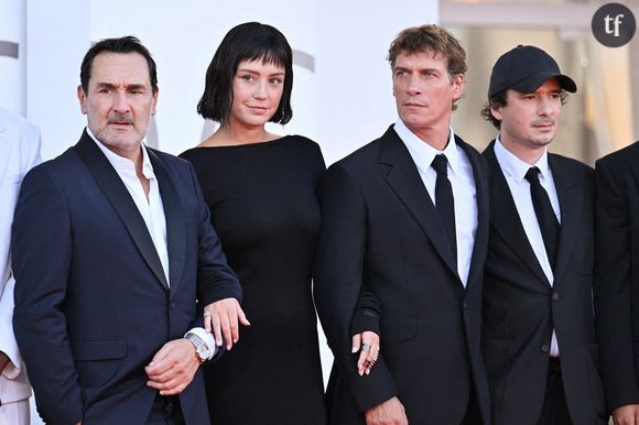 Adèle Exarchopoulos envoûte la Mostra de Venise

Adèle Exarchopoulos a foulé le tapis rouge de la Mostra de Venise aux côtés d'une partie du casting du film Chien 51, Louis Garrel, Gilles Lellouche, Stéphane Bak et le réalisateur, Cédric Jimenez. Dans ce nouveau thriller qui sera projeté en salles à la mi-octobre, la comédienne incarne une inspectrice de police dans un Paris futuriste régi par l'intelligence artificielle.