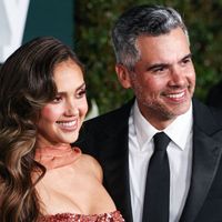 "J'ai cru que c'était sa fille" : L'ex-mari de Jessica Alba vu avec "une version plus jeune" et de 20 ans de moins que lui
