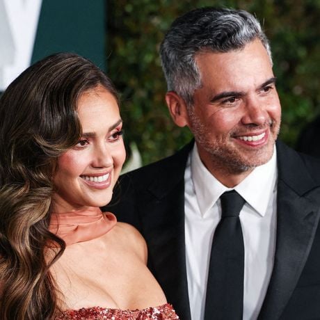 "J'ai cru que c'était sa fille" : L'ex-mari de Jessica Alba vu avec "une version plus jeune" et de 20 ans de moins que lui