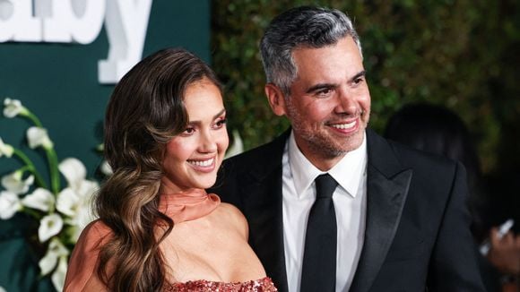 "J'ai cru que c'était sa fille" : L'ex-mari de Jessica Alba vu avec "une version plus jeune" et de 20 ans de moins que lui