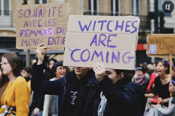 L'astroféminisme est aujourd'hui une tendance défendue par beaucoup de militantes post-Mona Chollet - et post-"Sorcières". Alors qu'en parallèle, d'aucuns affichent leur perplexité. L'horoscope va-t-il nous sauver du patriarcat ? Telle est la question.