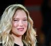 Léa Seydoux victime de grossophobie

Malheureusement, les internautes n'ont pas pu s'empêcher de commenter le corps de l'actrice et de s'en donner à cœur joie avec les remarques grossophobes. "Elle a pris des poumons", "Qu'est-ce qui lui est arrivé ? Elle a tellement grossi", "Méconnaissable", "Énorme", "Elle mange bien à la cantine"... Voilà entre autres les quelques horreurs que l'on peut lire sous les vidéos de la star sur le tapis rouge. Constamment épiées, les femmes se font régulièrement attaquer à propos de leur corps. Sur les réseaux sociaux ou dans la presse, les haters les disent trop minces, ou trop grosses. "Elle est magnifique. Ceux qui font des commentaires sur son corps sont la raison pour laquelle tant de gens ont des troubles alimentaires", s'indigne à juste titre une internaute. "Elle est parfaite comme elle est ! Arrêtez de faire des commentaires discriminatoires sur son corps !", renchérit une autre.