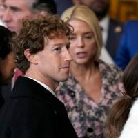 "Elle n'avait qu'à pas les montrer", Mark Zuckerberg reluque la fiancée de Jeff Bezos, les internautes la blâment