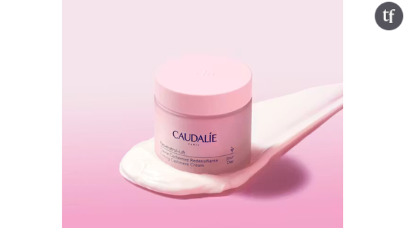 Avec les années, l'épiderme perd progressivement de son élasticité. Le renouvellement cellulaire ralentit, la production de collagène diminue et la peau devient plus fine, moins tonique. Résultat : les rides s'installent, l'ovale du visage se relâche légèrement et le teint peut ternir.