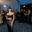 “On dirait une prostituée” : Kim Kardashian en soutien-gorge et porte-jarretelles au mariage de Jeff Bezos, elle se fait rhabiller par les trolls