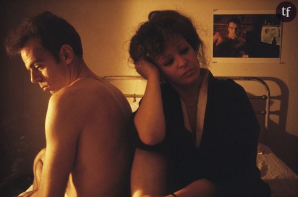 Connais-tu la grande Nan Goldin ? Moi, je ne pourrais pas l’oublier. Photographe légendaire, vidéaste, militante, poétesse. Ses portraits ? Les étoiles underground du New York des années 80, ses clubs, sa communauté queer, ses junkies, ses travailleuses du sexe.