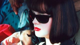 "Queer, trash, féministe" : le film le plus culte de Rose McGowan, porte-parole de #MeToo, est de retour en salles 30 ans plus tard, et c'est à vivre à Paris