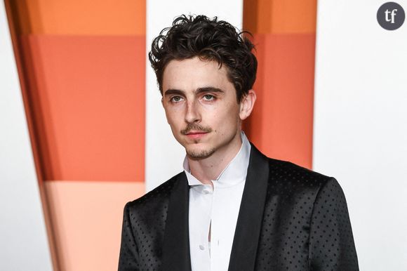 Enfin, beaucoup ne croient pas en ce couple et sont d’avis que Kylie Jenner n’est pas assez bien pour Timothée Chalamet et qu’il s’ennuierait avec elle : “Mes plus profondes condoléances à la famille Chalamet”, “Le couple le plus ennuyant”, “Il a l’air tellement pas intéressé”, “Ce mec n’a même pas envie d’être là”, “Ils ne vont pas ensemble”, “C’est une relation presse”.
