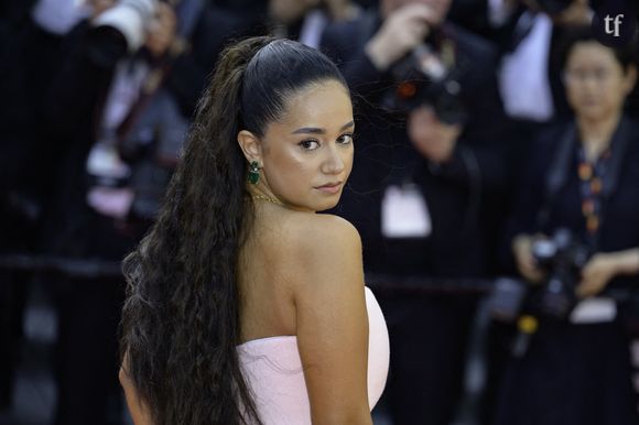 Léna Situations pose en lingerie sexy

Dans le cadre d’une collaboration avec la marque de lingerie Lounge Underwear, Léna Situations a posté plusieurs photos d'elle dans des ensembles très sexy. Et le moins que l'on puisse dire, c'est qu'elle a fait l'unanimité ! "Non mais quelle bombe", "Le plus beau shooting que tu aies fait", "Cette femme est divine", "Hot", "Canon et sexy", "Waw", ont commenté ses fans. 

La marque et l'influenceuse ont conçu une capsule qui célèbre la confiance en soi comme l'accessoire le plus précieux d'une femme. On y trouve des pièces ultra-sexy comme la robe maxi en dentelle transparente, le soutien-gorge Balcony et le body Soraya, associées à d'autres plus sophistiquées, comme la jupe en satin. Une collection qui tombe à pic pour les fêtes de fin d'année.