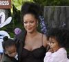 Rihanna victime de mom shaming et sexisme

Partagée sur Instagram, la photo montre la chanteuse étendue sur un canapé, habillée d’une chemise ample et d’un pantalon large, laissant apparaître son ventre arrondi. Une mise en scène qui s’éloigne des représentations classiques et idéalisées de la grossesse. De quoi diviser les internautes : certains applaudissent une image forte, moderne et badass. D'autres, en revanche, critiquent l’attitude de la star : "Quelle drôle de posture", "Ce shooting est laid", "Pourquoi poser de façon si négligée ?" ou encore "Pas très élégant pour une future maman".