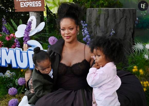 Rihanna victime de mom shaming et sexisme

Partagée sur Instagram, la photo montre la chanteuse étendue sur un canapé, habillée d’une chemise ample et d’un pantalon large, laissant apparaître son ventre arrondi. Une mise en scène qui s’éloigne des représentations classiques et idéalisées de la grossesse. De quoi diviser les internautes : certains applaudissent une image forte, moderne et badass. D'autres, en revanche, critiquent l’attitude de la star : "Quelle drôle de posture", "Ce shooting est laid", "Pourquoi poser de façon si négligée ?" ou encore "Pas très élégant pour une future maman".