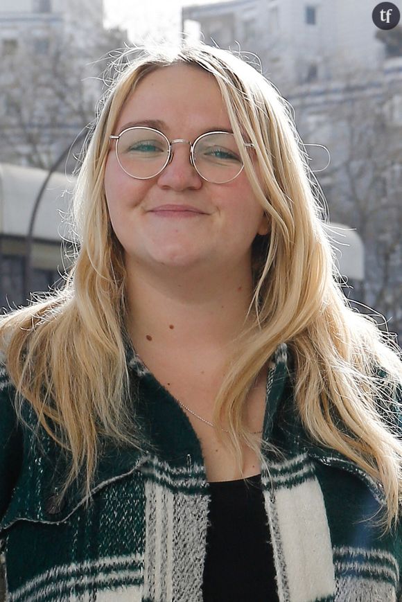 “Je pense que je m’imposais un peu d’être la nice girl, parce que c’est ce qu’on attendait de moi”, explique la chanteuse et youtubeuse Lola Dubini.