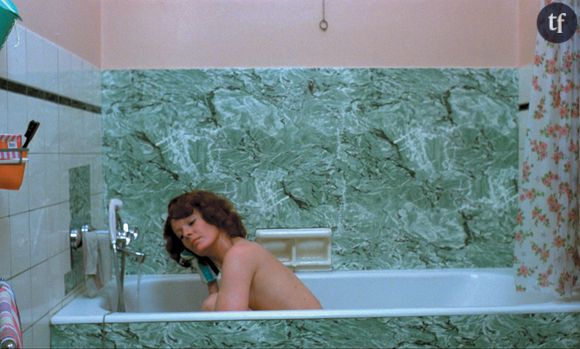 Jeanne Dielman, 23, quai du commerce, 1080 Bruxelles de la grande cinéaste belge, lesbienne et féministe Chantal Akerman. C'est le récit quasi documentaire, en plans séquences, d'une femme au foyer embourbée dans l'ennui. Trois heures de naturalisme qui s'exercent à saisir, avec un art du cadrage admirable, la condition féminine, cloisonnée entre quatre murs. Et ce, sous l'incarnation d'une actrice légendaire : Delphine Seyrig.