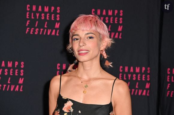 "J'ai choisi de ne bosser qu'avec des femmes", défend cette chanteuse iconique de la pop française, et ça va faire rager les machos