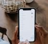 Digne d'un épisode de Black Mirror, l'utilisation de Grok, l'intelligence artificielle du réseau social X, met en lumière la face la plus sombre de la technologie. Cette nouvelle tendance abjecte a débarqué sur le réseau social d'Elon Musk début mai : à l’aide de l’IA, des internautes s'amusent à dévêtir des femmes et détourner leurs photos.
Grok crée des deepfakes
Le 9 juin, une streameuse a partagé une capture d'écran d'une conversation entre Grok et un utilisateur. Sous un selfie de la streameuse, l'utilisateur a demandé à l'IA de reprendre la photo et de rajouter de la "glue" sur le visage pour reproduire l'aspect visuel du sperme. Le mot "cumify", en français "mettre du sperme", est devenu une cryptomonnaie.
Des utilisateurs demandent aussi à Grok de déshabiller les femmes, en les affichant en bikini ou sous-vêtements. Autre requête émergente : générer ce qu’on appelle une "Ahegao face", un terme issu de la pornographie japonaise. Il décrit un visage aux expressions faciales exagérées, avec la langue sortie, les yeux révulsés, les joues rougies, pour mimer un orgasme. C'est ce qu'on appelle les deepfakes pornographiques : ils mettent en scène des personnes dans des vidéos ou des photos truquées à l'aide de l'intelligence artificielle.