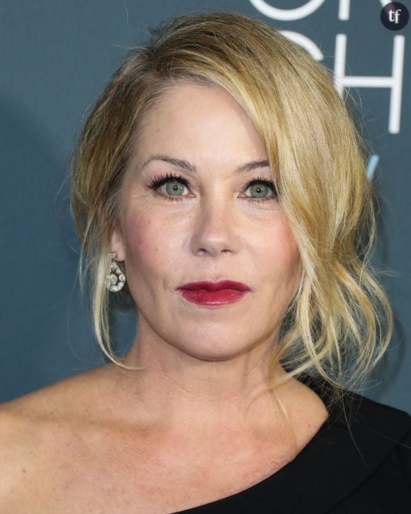 Celle qui est alors connue pour son interprétation très spontanée de Kelly Bundy va souffrir d’anorexie. Et lutter contre de nombreux et virulents troubles du comportement alimentaire.

“Pour des millions d'Américains qui regardaient la série, son personnage, Kelly Bundy, incarnait la beauté féminine par excellence”, détaille en ce sens la revue The New York Magazine, qui lui dédie un long article introspectif, “mais pour Applegate, elle était « trop banale » physiquement, à l’écouter”.