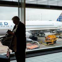 "Désolée, j'ai cru que vous étiez ma femme" : cette homme fait semblant de dormir dans l'avion et en profite pour tripoter sa voisine