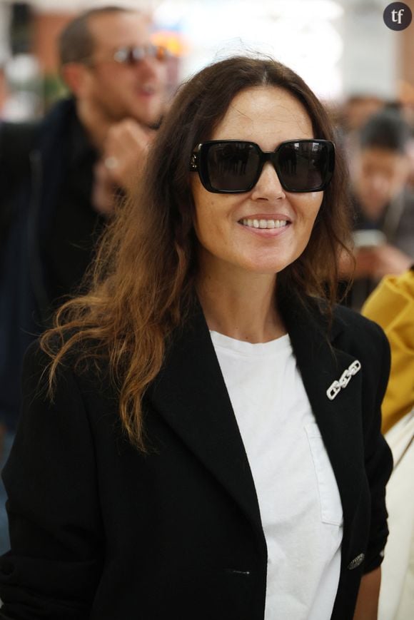 C'est en tout cas ce qu'elle fustige quand Joseph Ghosn, son interlocuteur, lui demande si les injonctions et pressions faites aux comédiennes durant ces interrogatoires très spécifiques entre directeurs/directrices et comédiennes ne sont pas l'expression d'une société patriarcale. Qui ne cesse de commenter et noter le corps des femmes.