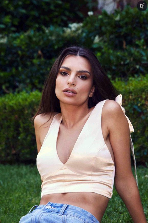 GLAMOUR UK dès lors décrypte à travers la voix de sa journaliste : "C'est là que le bât blesse avec EmRata : quoi qu'elle fasse, tout le monde semble avoir un avis. Et tout cela revient aux contradictions. Plus je comprends Emily, plus je réalise qu'elle semble vraiment souffrir d'une société qui cherche constamment à enfermer, voire à forcer, les femmes dans des cases".