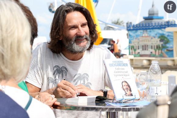 "Je suis féministe, car j'ai deux filles...", poursuit Frédéric Beigbeder. Une phrase qu'on a tant lu de la part de personnalités controversées. Et l'auteur de l'admettre : "Je sais que c'est vraiment l'argument con qu'on entend partout, mais c'est vrai"...