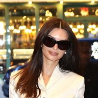 "Déesse sexy" : EmRata hyper sensuelle en maillot de bain string, elle rend fous ses fans