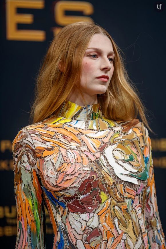 Effectivement, la jeune actrice lui ressemble comme deux gouttes d'eau. Avec son visage angélique, sa beauté surnaturelle, ses oreilles elfiques, Hunter Schafer suscite une large fascination et cela fait de longues années que les internautes évoquent le nom de "la princesse Zelda" dès qu'il est question de son actualité, ou que la moindre photo circule à son sujet. C'est un fait.