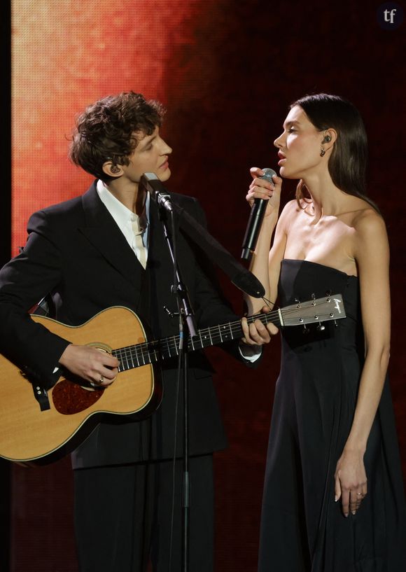 Et cela ne s'arrête pas là sous cette vidéo du défilé - à retrouver ci contre - partagée par ELLE : "Elle est trop maigre", "Même ses oreilles sont transparentes", "Qu'est-ce qu'elle est maigre !", s'exclament encore d'autres internautes parmi les réactions, abondantes.