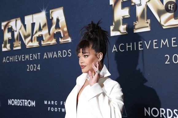 Rihanna a créé un engouement sans précédent sous sa dernière vidéo Instagram, dans laquelle elle fait la promotion d’un nouveau produit Fenty Hair. La raison ? La star apparaît en petite tenue, laissant apparaître son fessier à de nombreuses reprises à l’écran.