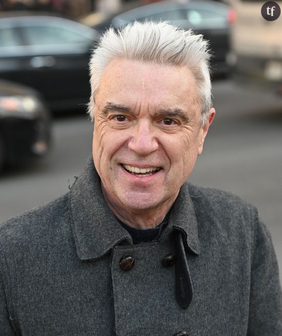 David Byrne s'apprête à épouser sa fiancée, Mala Gaonkar, détaille effectivement le Independent. La presse britannique se fait les choux gras de cette grande annonce, celle d'un fleuron de la culture rock. Dans la déclaration relayée par le journal british, le chanteur et leader explique avoir composé toute une playlist destinée à ce mariage qui s'annonce festif et joyeux. Il ne cache pas sa joie ressentie à se lier ainsi à l'amour de sa vie. Après tout, il l'a rencontrée en 2016, il y a bientôt une décennie...



Pictured: David Byrne