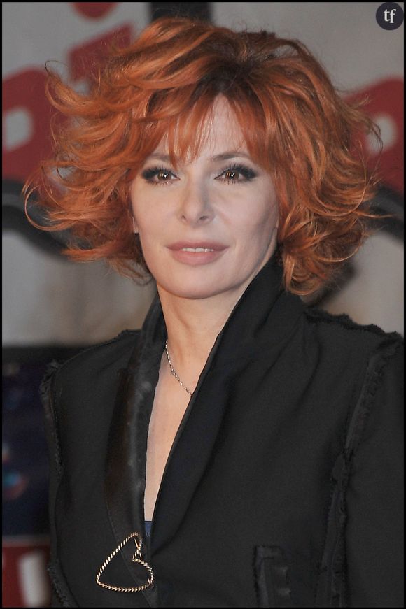 Tout en revendiquant un statut de sex symbol très loin des classiques symboles post-Marilyn. "C'est dire si la présence de Mylène Farmer fait sens pour ses (très) nombreux fans. Prof de 36 ans, Sarah voit en elle "un refuge", une zone de confort qui lui a permis de reconnaître et assumer son identité queer et son asexualité. "Elle m'a aidée à m'accepter telle que je suis", admet-elle. Mais c'est désormais à ses élèves qu'elle souhaite partager ces connaissances.", écrit-on dans un article et enquête dédié aux fans de la chanteuse sur Terrafemina en 2019.