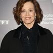 Hourrah : la grande Sigourney Weaver va recevoir un prix dans l'un des plus prestigieux festivals de cinéma au monde