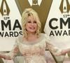 "Dolly Parton a presque la même apparence depuis 40 ans, et ça fait 40 ans que je suis en vie", "je ne pense pas que cela soit une bonne démonstration de l'acceptation du vieillissement", "J'adore Dolly mais elle dépense beaucoup d'argent pour ne pas vieillir du tout", peut-on lire.