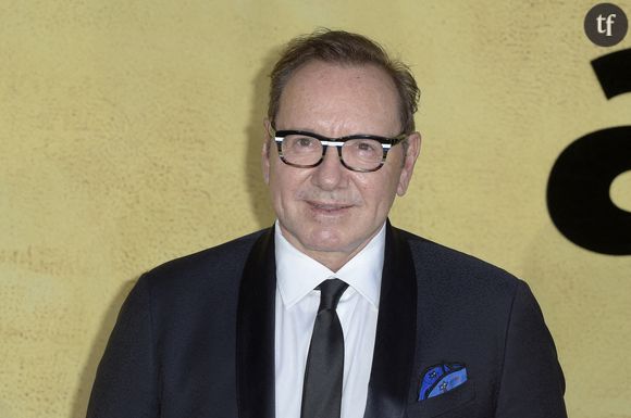 Un prix poémique pour Kevin Spacey
Neuf ans après sa dernière apparition officielle, Kevin Spacey, accusé d'agression sexuelle, revient à Cannes pour recevoir un prix honorifique, déclenchant un malaise sur la Croisette. L'acteur, connu pour ses rôles dans Usual Suspects, American Beauty et House of Cards, a reçu un prix pour l'ensemble de sa carrière, décerné par la fondation Better World Fund, indépendante du rendez-vous cannois. La fondation a expliqué avoir invité l'acteur américain, acquitté d'accusations de violences sexuelles en Grande-Bretagne et aux Etats-Unis, parce qu'il a été "blanchi par la justice".