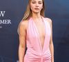 Robe rose très décolletée, chevelure blonde plaquée en arrière, la comédienne célèbre un style qui renvoie volontiers à la garde robe au glamour décomplexé de sa consoeur actrice Sydney Sweeney. Il y a d'ailleurs comme un air de ressemblance entre Sweeney et Madelyn Cline. En tout cas, les internautes exultent : "Quelle diva !", "C'est une poupée Barbie dans la vraie vie", "Elle est phénoménale", "Trop sexy", "Elle rayonne", "Elle est belle," "Elle est adorable", "Magnifique", lit-on dans les centaines de commentaires épars réagissent à ces apparitions publiques remarquées.