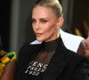 "Elle est sidérante", "sans pantalon" : Charlize Theron pose en culotte et naked dress, le sex symbol de 49 ans se la joue "brat summer"