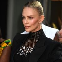 "Elle est sidérante", "sans pantalon" : Charlize Theron pose en culotte sur le tapis rouge, le sex symbol de 49 ans se la joue "brat summer"