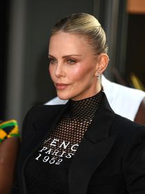 "Elle est sidérante", "sans pantalon" : Charlize Theron pose en culotte sur le tapis rouge, le sex symbol de 49 ans se la joue "brat summer"