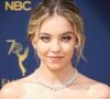 Les images ci contre parlent pour elle : blond vénitien, foulard dans les cheveux, air meurtri, très mélancolique, cheveux bouclés... C'est un autre look que revendique Sydney Sweeney, elle que l'on connaît davantage à travers une silhouette qu'elle s'est réappropriée avec humour, celle de la bimbo nouvelle génération.
