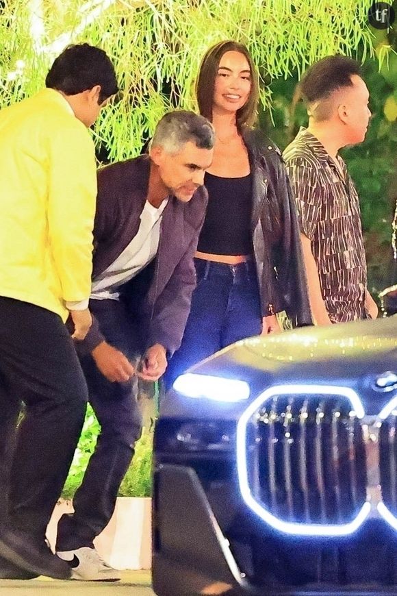 Le 7 août, Cash Warren a été photographié sortant d'un restaurant avec Hana Sun Doerr, une jeune actrice et mannequin.