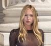Pour son premier rang au défilé Saint-Laurent, la jeune Britannique a fait un choix de look audacieux.