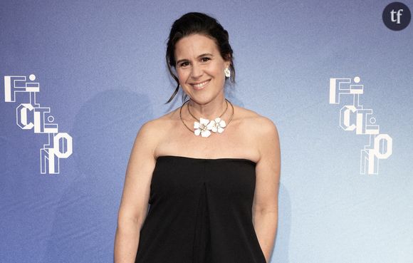 Le sketch d'Antonia de Rendinger crée le malaise

L’humoriste, révélée par On n'demande qu'à en rire il y a une dizaine d’années, a proposé une chronique particulièrement crue face à un Jérémy Frérot pour le moins mal à l'aise. Visiblement déstabilisé par la tournure de la chronique, Jérémy Frérot a réussi à garder la face et à rester courtois tout au long de la séquence. Antonia de Rendinger, grimée en "cougar" espagnole fan du chanteur, a enchaîné les superlatifs sur son physique. "Je le trouve formidable. Vraiment, il est génial ! Moi ce que j'aime, c'est la beauté du cheval fou ! Ça nous change des invités sinistres de d'habitude", commence Antonia. "Je suis Lion en plus. Lion ascendant Vierge mais je peux dire que l'ascendant Vierge est ascendu depuis très longtemps", poursuit-elle. "Quand je vois ce beau jeune homme qui chevauche les océans, j'ai envie d'être le surf. J'ai envie qu'il me chevauche". La chaîne Teva a supprimé la vidéo d'Instagram, mais pas de TikTok.