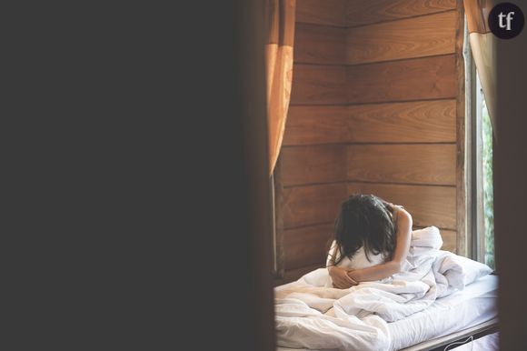 "Les hommes n’ont que faire du regard des femmes sur eux, sinon ils ne les v*oleraient pas ! Seul le regard de leurs pairs peut leur faire honte. Comme dit Chloé Delaume on a besoin ici d’un peu d’adelphité. À vous les gars de montrer du doigt ceux des vôtres qui font n’importe quoi.", dénonce en retour une autre autrice féministe, Noémie de Lattre, dans une publication Facebook très commentée, où l'artiste relaie la vidéo en question.