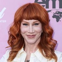 En bikini à 65 ans, cette actrice iconique rhabille les "sexistes anti-vieilles" pour l'hiver et fait de sa sensualité un message politique