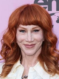 En bikini à 65 ans, cette actrice iconique rhabille les "sexistes anti-vieilles" pour l'hiver et fait de sa sensualité un message politique