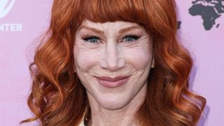 En bikini à 65 ans, cette actrice iconique rhabille les "sexistes anti-vieilles" pour l'hiver et fait de sa sensualité un message politique