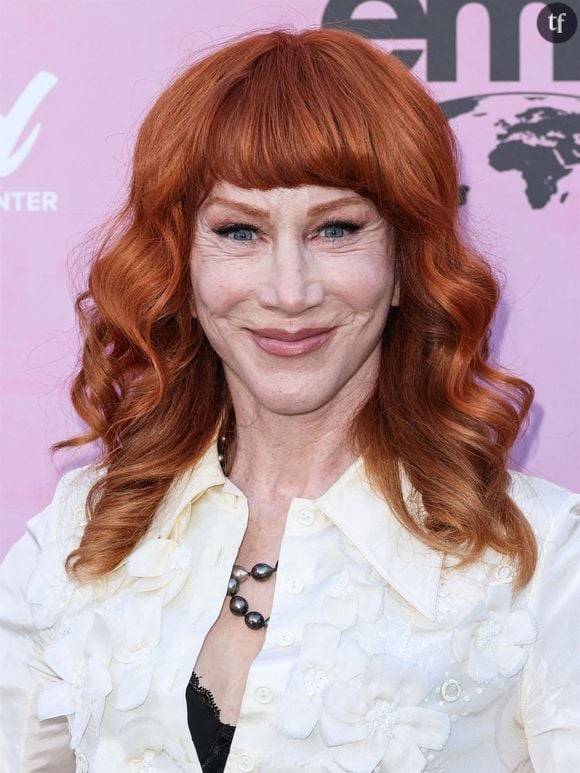 En bikini à 65 ans, cette actrice iconique rhabille les "sexistes anti-vieilles" pour l'hiver et fait de sa sensualité un message politique