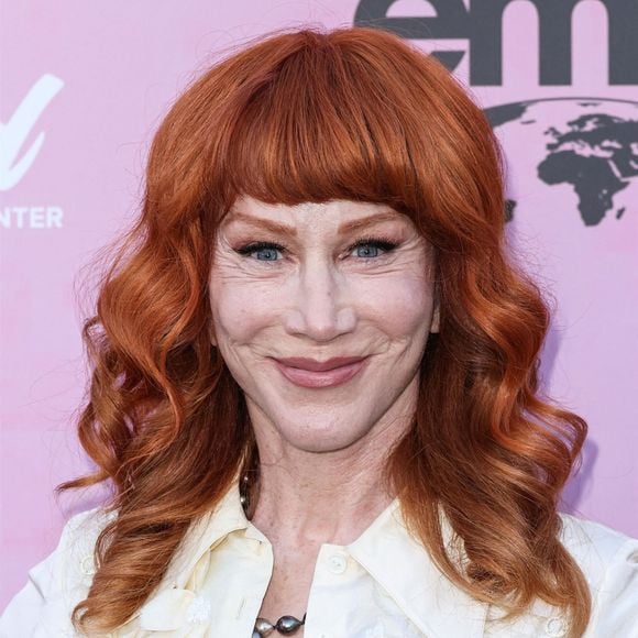 En bikini à 65 ans, cette actrice iconique rhabille les "sexistes anti-vieilles" pour l'hiver et fait de sa sensualité un message politique