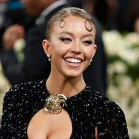 "Elle n'est pas du tout dans le thème de la soirée" : la tenue de Sydney Sweeney au MET Gala suscite la controverse